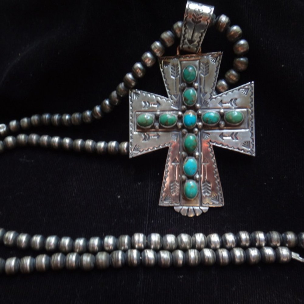 NAVAJO PEARLS NECKLACE W/CROSS PENDANT